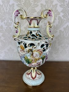 Porcelánová váza Capodimonte s plastickým dekórom
