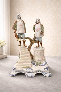 Porcelánová figurálna kompozícia rytierov s dekoratívnym podstavcom