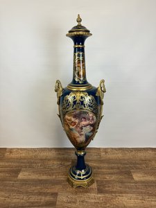Starožitná luxusná porcelánová váza s vekom a zlatými detailmi, obdobie rokoka, cena za kus