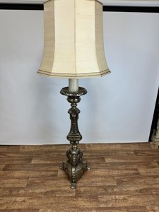 Starožitná stojaca lampa s bohato zdobeným podstavcom, empírový štýl