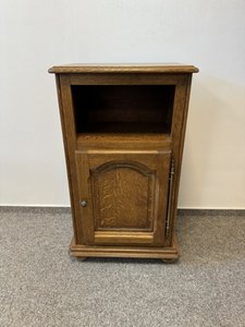 Starožitná drevená skriňa s otvorenou policou a dvierkami, štýl biedermeier