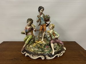 Starožitná porcelánová soška troch detí s kvetmi, rokokový štýl