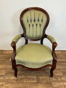 Starožitné elegantné vyrezávané kreslo s čalúneným operadlom, obdobie rokoka