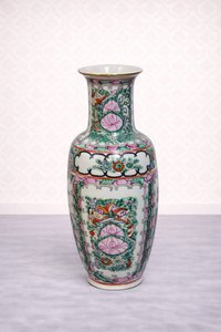 Porcelánová váza s orientálnym kvetinovým vzorom