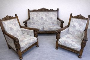 Sedacia súprava s rezbovanými opierkami a čalúnením s kvetinovým vzorom