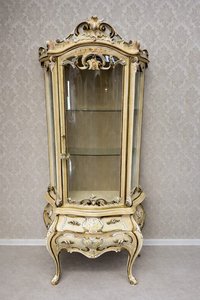 Malovaná vitrína s tvarovaným prosklením