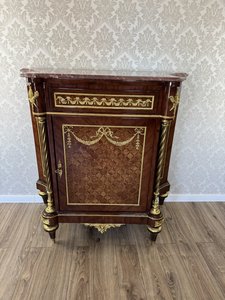 Komoda s mramorovou doskou a intarziou v šachovnicovom vzore