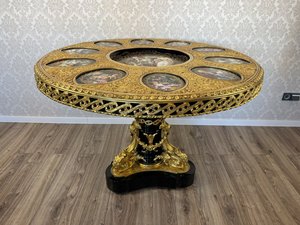 Výrazne zdobený okrúhly stolík s porcelánovými miniatúrami