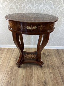 Oválny intarzovaný stolík s prehnutými nohami, cena za ks