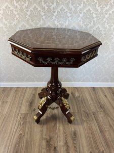 Dekoratívny osemhranný stolík s bronzovými aplikáciami