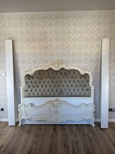 Luxusná posteľ s čalúneným čelom bez roštu a matracov