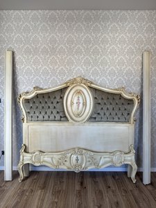 Manželská posteľ s ručne maľovanými detailmi bez roštu a matracov