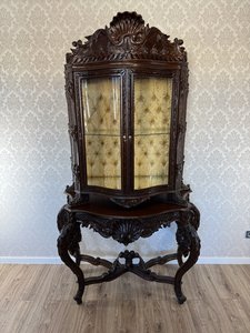 Impozantná vitrína s mušľovým motívom a svetlo zlatistým damaškovým poťahom