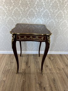 Rokokový odkladací stolík s intarziou a bronzovými aplikáciami, cena za ks