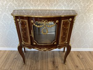 Vitrína s kvetinovou intarziou a bronzovými aplikáciami