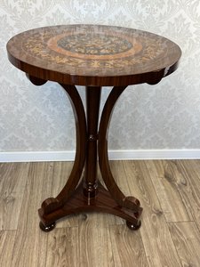 Jemne tvarovaný stolík s guľatou doskou, cena za ks