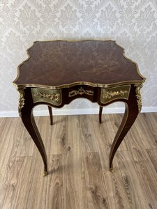 Luxusný stolík s florálnou intarziou a bronzovými ozdobami, cena za ks