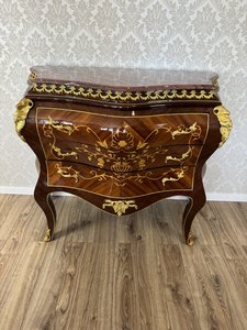 Komoda s mramorovou doskou a bohatou výzdobou