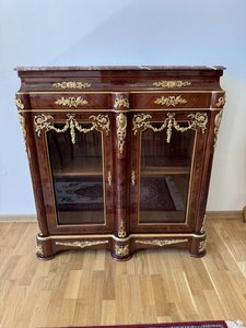 Vitrína s presklenými dvierkami a bronzovými aplikáciami, cena za ks