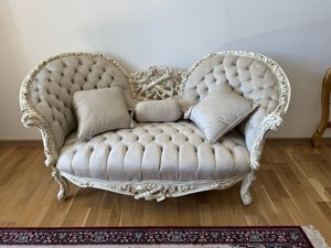 Biela baroková sofa so zamatovým čalúnením a vankúšmi