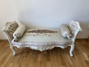 Romantická chaise longue s kvetinovou rezbou a vankúšmi