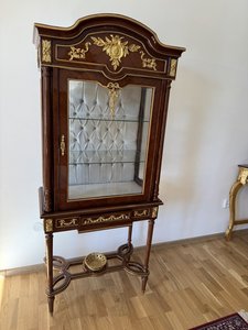 Vitrína na vysokých nohách s bronzovými ozdobami