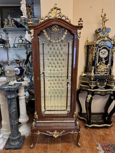 Vitrína s vyrezávanou korunou a čalúneným interiérom