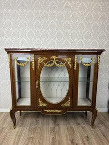 Presklená vitrína s mramorovou doskou a bronzovými aplikáciami