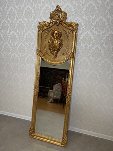 Stojacie zrkadlo s portrétnou plastikou žien, cena za ks