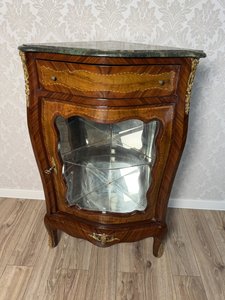 Rohová vitrína s presklenými dvierkami