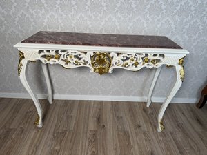 Konzolový stolík s mramorom