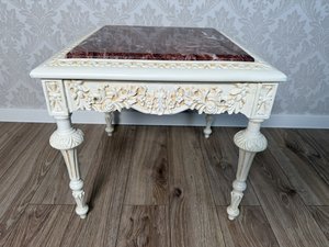 Biely štvorcový stolík s mramorom