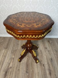 Osemboký intarzovaný stolík, cena za ks