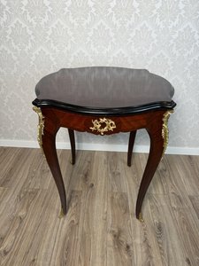 Elegantný stolík s tvarovanou doskou, cena za ks