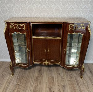 Luxusná vitrína s mramorovou doskou