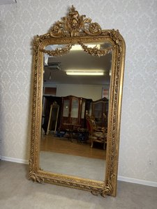 Zrkadlo s plastickým florálnym dekorom