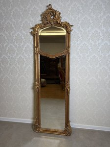 Zrkadlo s ozdobným nástavcom