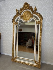 Stojacie zrkadlo s figurálnou výzdobou