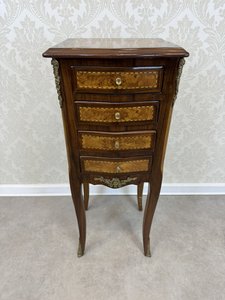 Elegantný štvorzásuvkový kabinet s orechovou intarziou