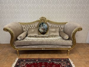 Luxusná drevená sofa s výšivkou a centrálnym medailónom