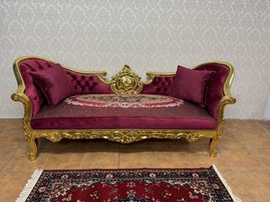 Luxusná drevená čalúnená sofa s bohatým rezbovaným rámom