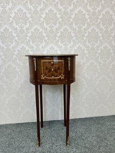 Elegantný oválny stolík s intarziou
