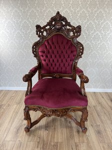 Trón s bohatou rezbou a červeným čalúnením, cena za ks