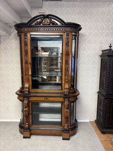 Vitrína s bohatou rezbárskou výzdobou