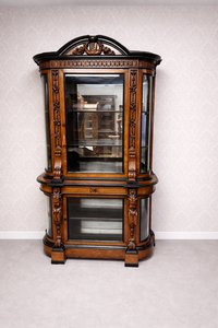 Vitrína s bohatou rezbárskou výzdobou