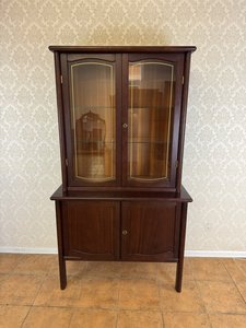 Dvojkrídlová vitrína s presklenou hornou časťou