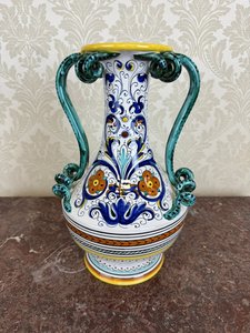 Keramická váza s výraznými ušami a farebným dekorom