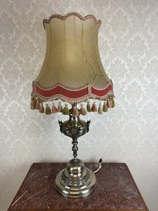 Stolová lampa s kovovým podstavcom a pergamenovým tienidlom