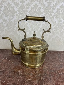 Mosadzná kanvica s rytým orientálnym dekorom