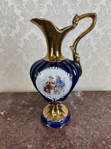 Dekoratívna váza z kobaltovo modrého porcelánu s rokokovou scénou